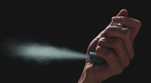 Inhaler dispensing medicine in fine mist
